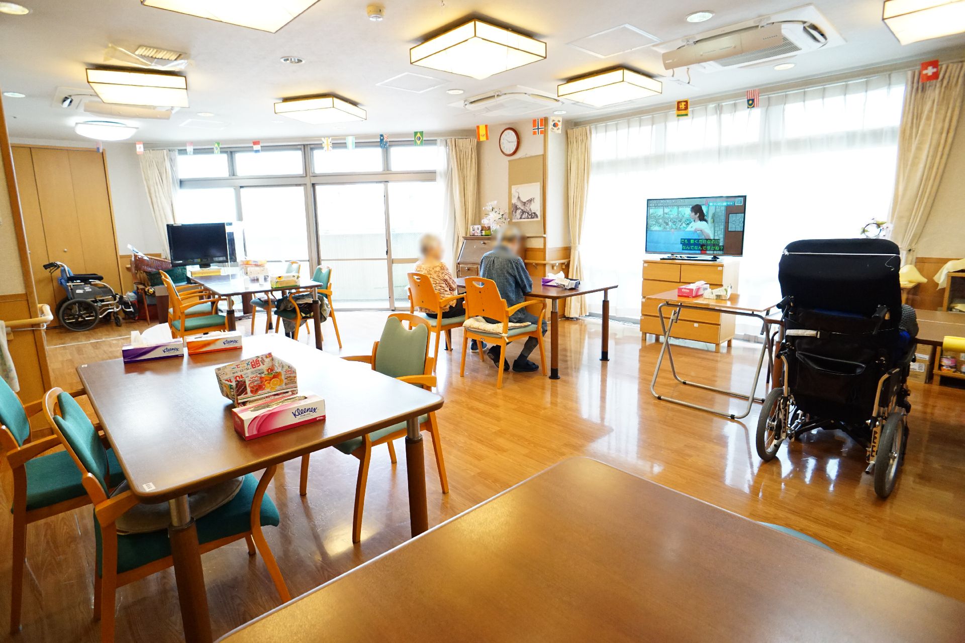 スペースが広く、入居者が集まって会話を楽しめる共有スペース