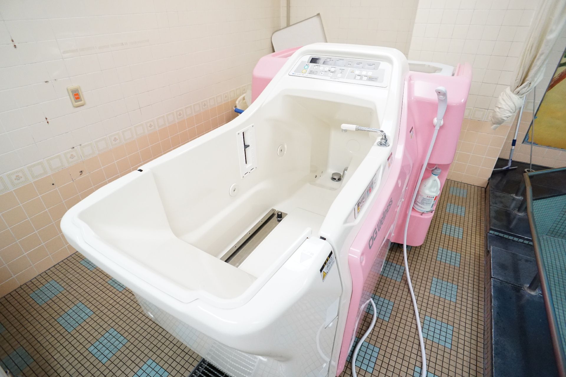 要介護状態の方でもお風呂を楽しめる機械浴がある浴室