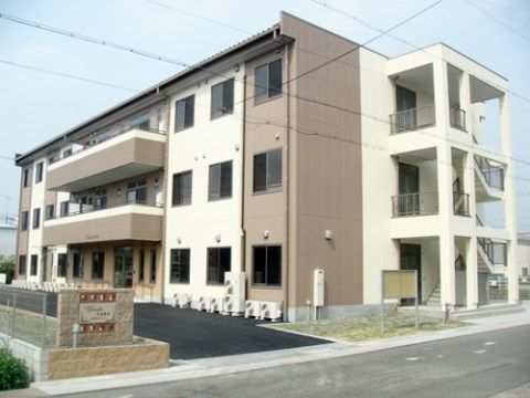 グランディール名古屋北の外観。茶色と白の明るい外壁が特徴の施設外観となっております。
