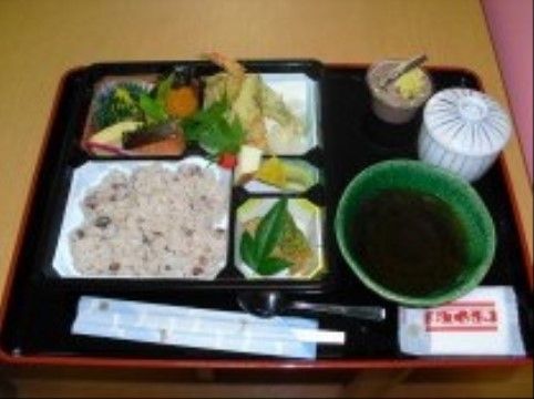 グランディール名古屋北の食事。季節に沿った食材やお料理・おやつをお出ししております。楽しみにお食事いただけます。