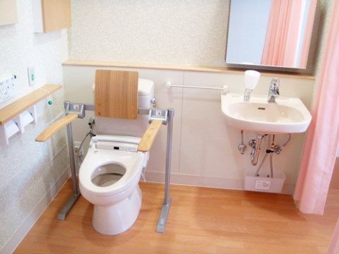 グランディール名古屋北の居室トイレ・洗面。居室内に設置された個人専用のトイレとなっております。充実した介助器具が完備されております。