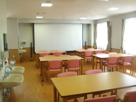 グランディール名古屋北の食堂。車いすでのご通行も楽に行える広い通路幅を確保した食堂となっております。