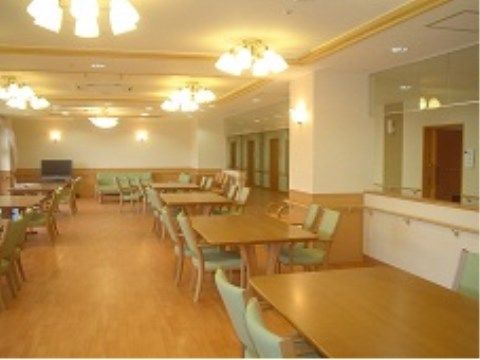 「そんぽの家 柏原」の食堂。座り心地もよく、テーブルの高さを車椅子に合わせて設置している。