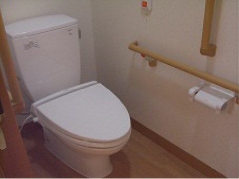 「そんぽの家 柏原」の居室トイレ。トイレで身動きが取れなくなった際も、呼び出しボタンが設置されている。