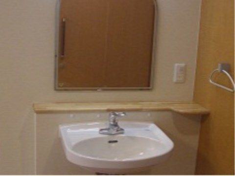 「そんぽの家 柏原」の居室・洗面台。見を整えるのに必要な洗面台は、居室に備え付けられている。