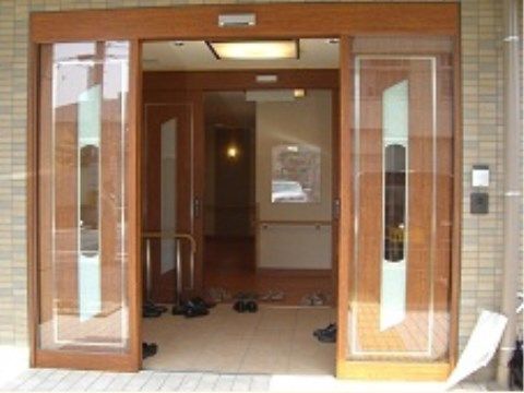 「そんぽの家 柏原」の玄関。ホテルの立派な扉のような出入り口は、段差を無くし、フラットな設計を施している。