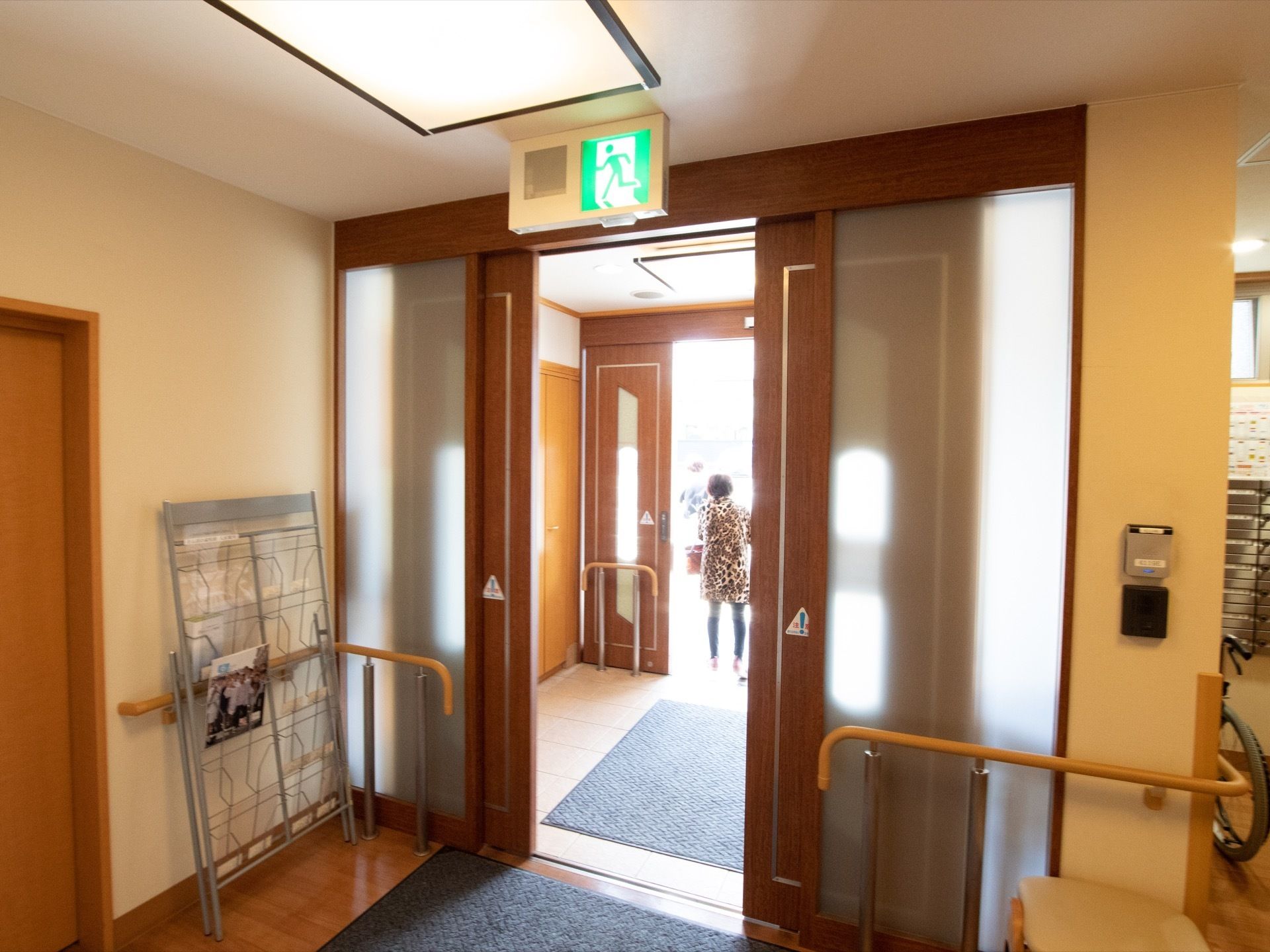 施設入口は両開きの自動扉となっている。入口横に雑誌用のラックが置かれている。全館バリアフリーとなっている。
