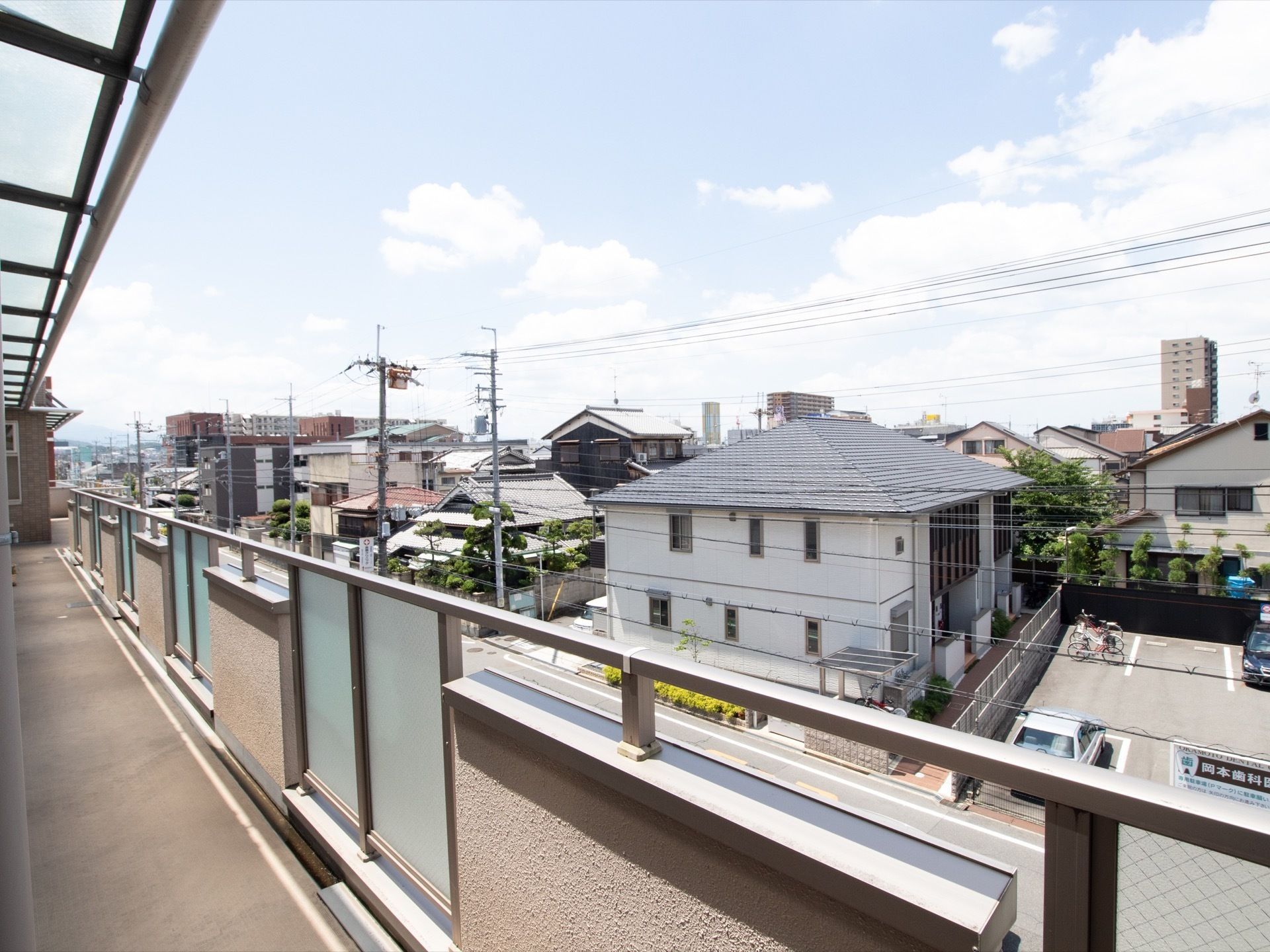 居室のベランダからの眺めは、周囲に高い建物が少ないためとても見晴しがいい。住宅地が広がり、穏やかな環境に包まれている。
