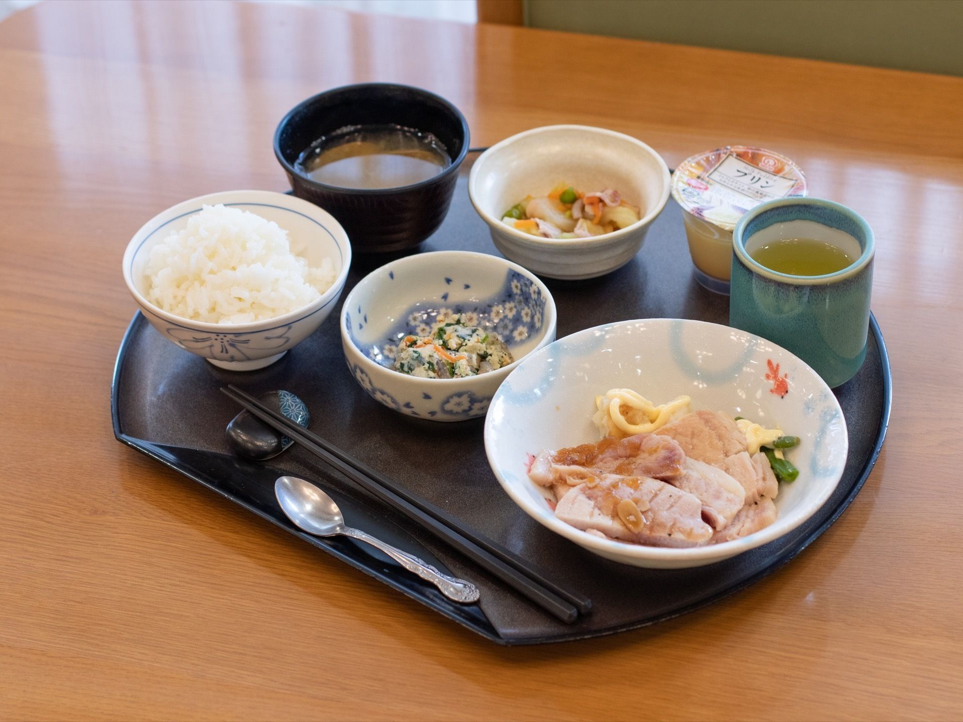 毎日の食事が入居者様にとって楽しい時間になるよう、スタッフが栄養バランスや彩りを考えたメニューを考えている。