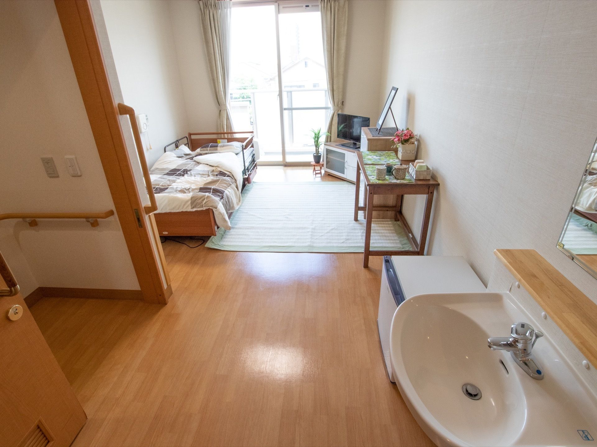 各居室にはトイレや洗面台などの日常的に使用する設備は備え付けられている。最低限の持ち物で入居が可能となっている。