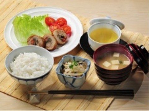 「オリーブ柏原PLUS」のお食事。ヘルシーでバランスの取れたお食事を、3食いただける。