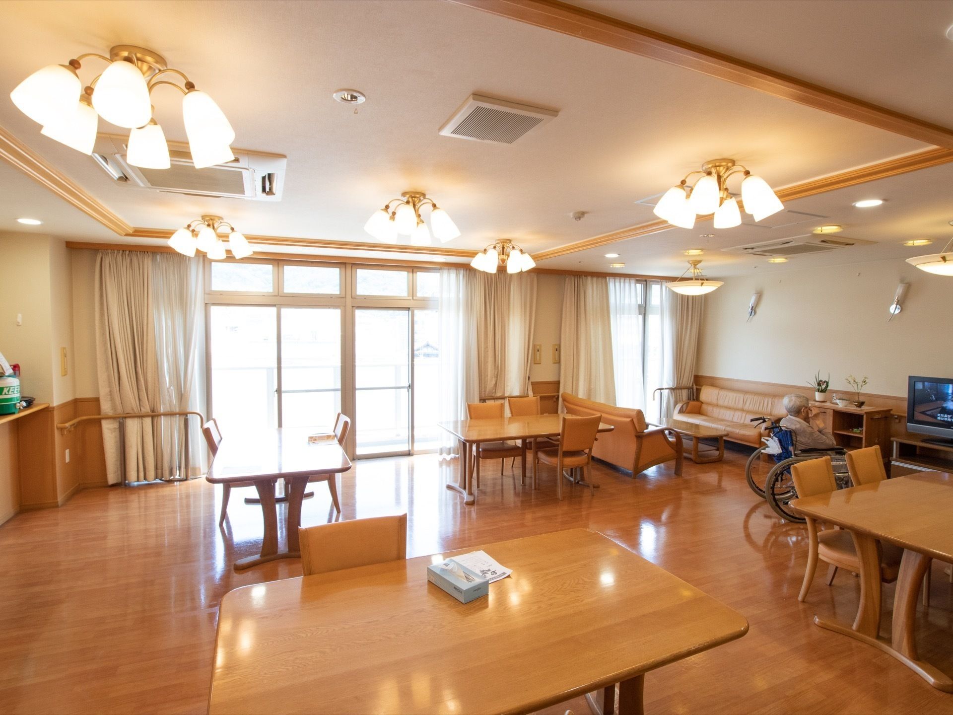 天井からたくさんのシャンデリアが下がっているダイニングルーム