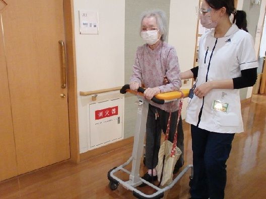 壁に投影された資料を見て話を聞く、たくさんの研修中のスタッフ