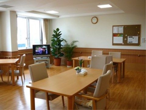 「ニチイケアセンター厚別」のダイニング。椅子には肘掛けを設置しており、ゆったりと寛げられるスペースになっている。