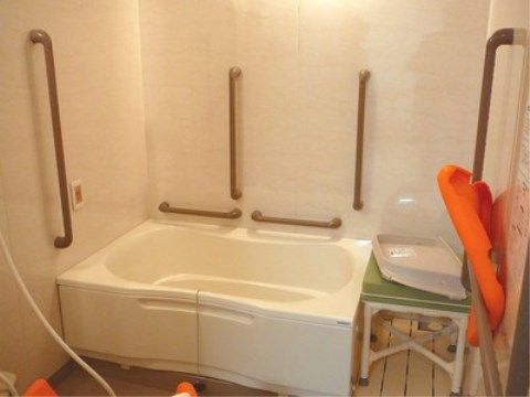 「ニチイケアセンター厚別」の一般浴室。1人での入浴なので、ゆったりとバスタイムを満喫できる。