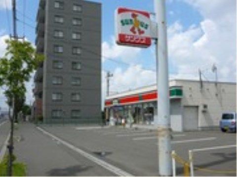 「ニチイケアセンター厚別」のコンビニエンスストア。軽食や飲み物を買えるので、便利なコンビニ。