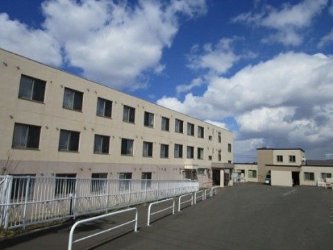 「ニチイケアセンター厚別」の外観。住宅街が佇む静寂な地域で、夜間も騒音に悩まされること無く寝ることができる。