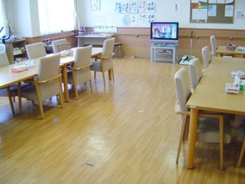 「ニチイケアセンター厚別」のダイニング。入居者様がテレビを観賞しながら、お食事をいただける。