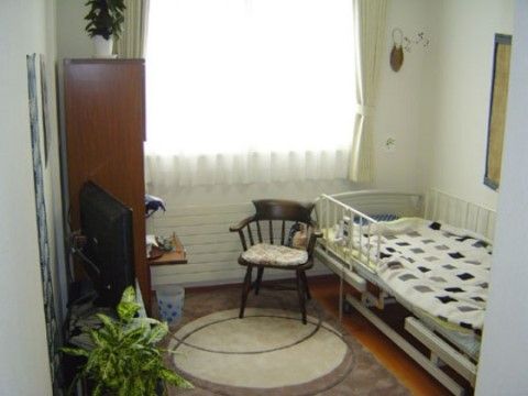 「ニチイケアセンター厚別」のモデルルーム。居室は1人部屋なので、邪魔されること無くゆったりくつろげる。