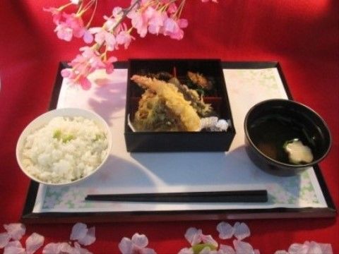 「ニチイケアセンター厚別」のさくら御膳。春の訪れの感じられる、桜をモチーフとした料理をいただける。