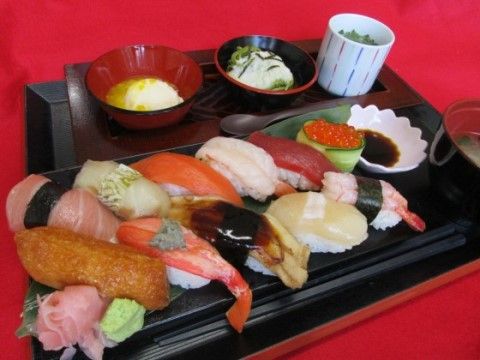 「ニチイケアセンター厚別」の出張出前握り寿司。新鮮な魚介が豊富で、海の幸をお腹に膨れるほど召し上がれる。