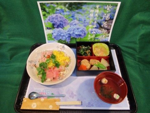 「ニチイケアセンター厚別」の父の日紫陽花御膳。量は、入居者様に食べやすくしている。
