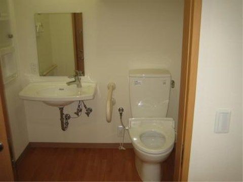 「ニチイケアセンター星が浦」の居室トイレ。トイレの最中で具合が悪くなった際も、緊急コールを設置している。