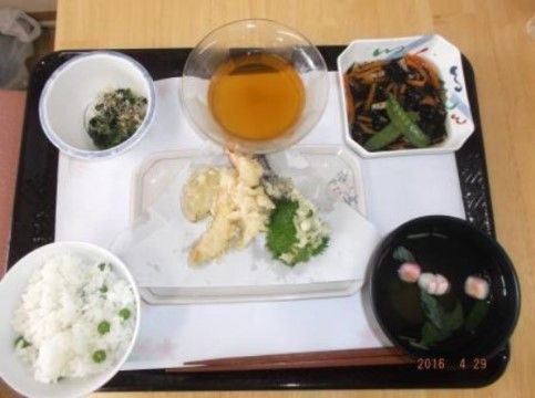 「ニチイケアセンター星が浦」のお花見御膳。時期に合わせたお食事をいただける。