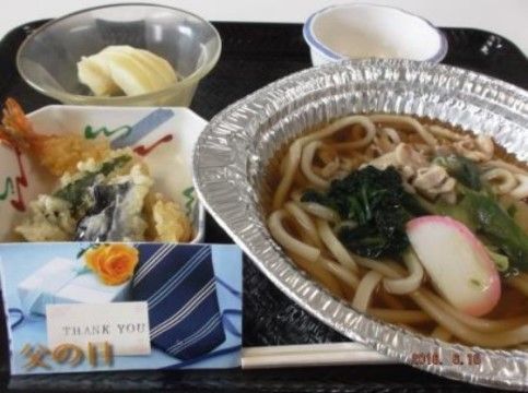 「ニチイケアセンター星が浦」の父の日食。デザート付きで、食べやすく喉を通りやすい。