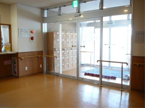 １人ずつ分かれた下駄箱がある、２重扉になった自動ドアの玄関