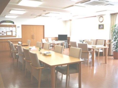 「ニチイケアセンター手稲」のダイニング。入居者様方が集って一緒にお食事を召し上がる明るいダイニングスペースである。