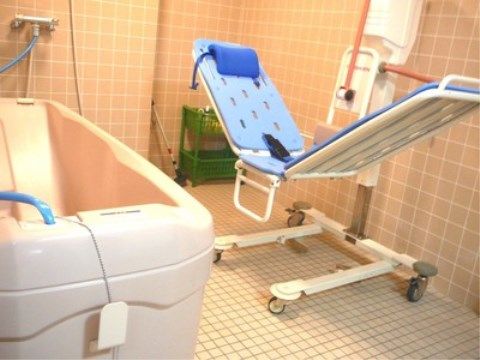 「ニチイケアセンター手稲」の機械浴室。寝たきりの方、お身体の不自由な方も、スタッフに入浴の補助をしてもらいながら入浴ができる。