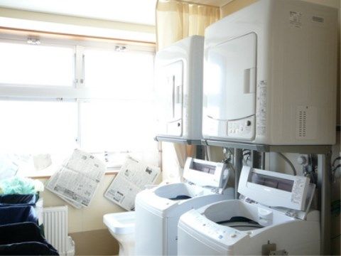 「ニチイケアセンター手稲」の洗濯室。天気の悪い日に洗濯物を干せなくても、乾燥機が付いているのですぐ乾く。