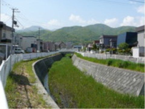 「ニチイケアセンター手稲」の周辺環境。函館本線脇を流れている川であり、鳥たちの居心地のよい場所である。