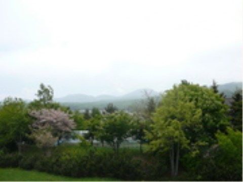 「ニチイケアセンター手稲」の周辺環境。高台の公園から山々を眺められる。