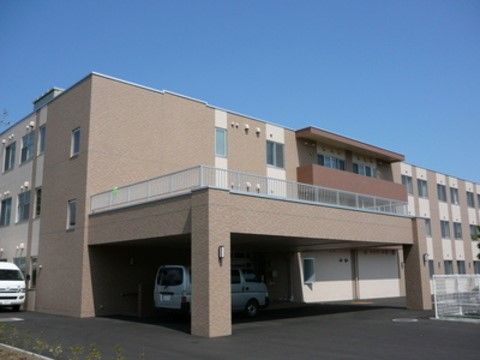 「ニチイケアセンター手稲」の外観。病院風の大きな3階建ての施設になっているので、リラックスできる。