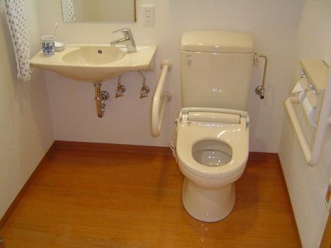 「ニチイケアセンター手稲」の居室・トイレ。入居者様の負担を最小限に抑えるために、トイレと洗面台を近くしている。