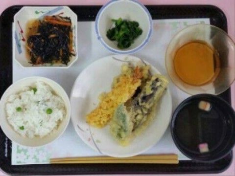 「ニチイケアセンター手稲」のさくら御膳。調理スタッフが丁寧にお食事を作り、入居者様に笑顔で召し上がれるよう整えている。