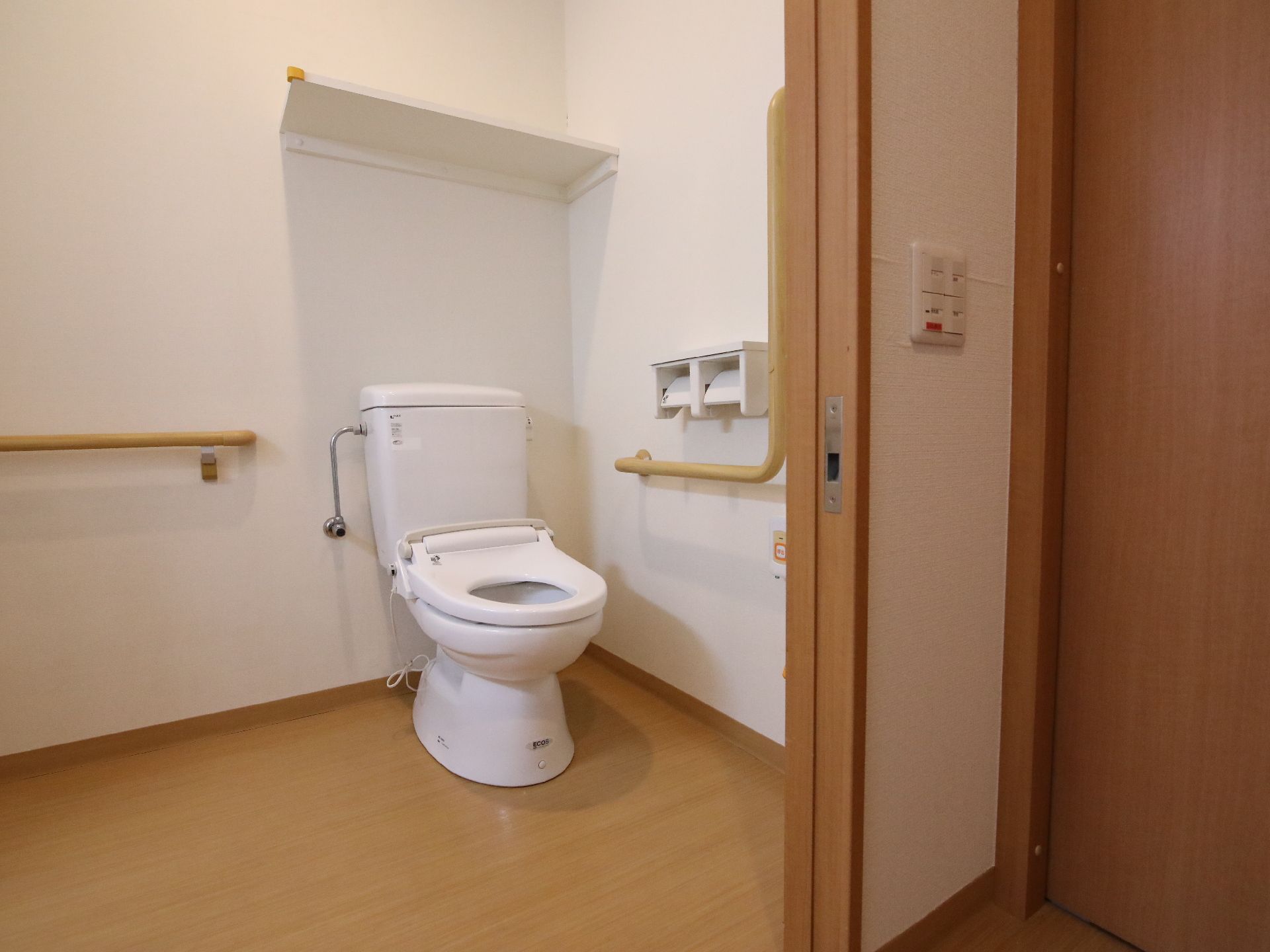 手すりを設置したトイレ
