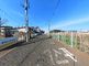 広々とした道路と建物の外観