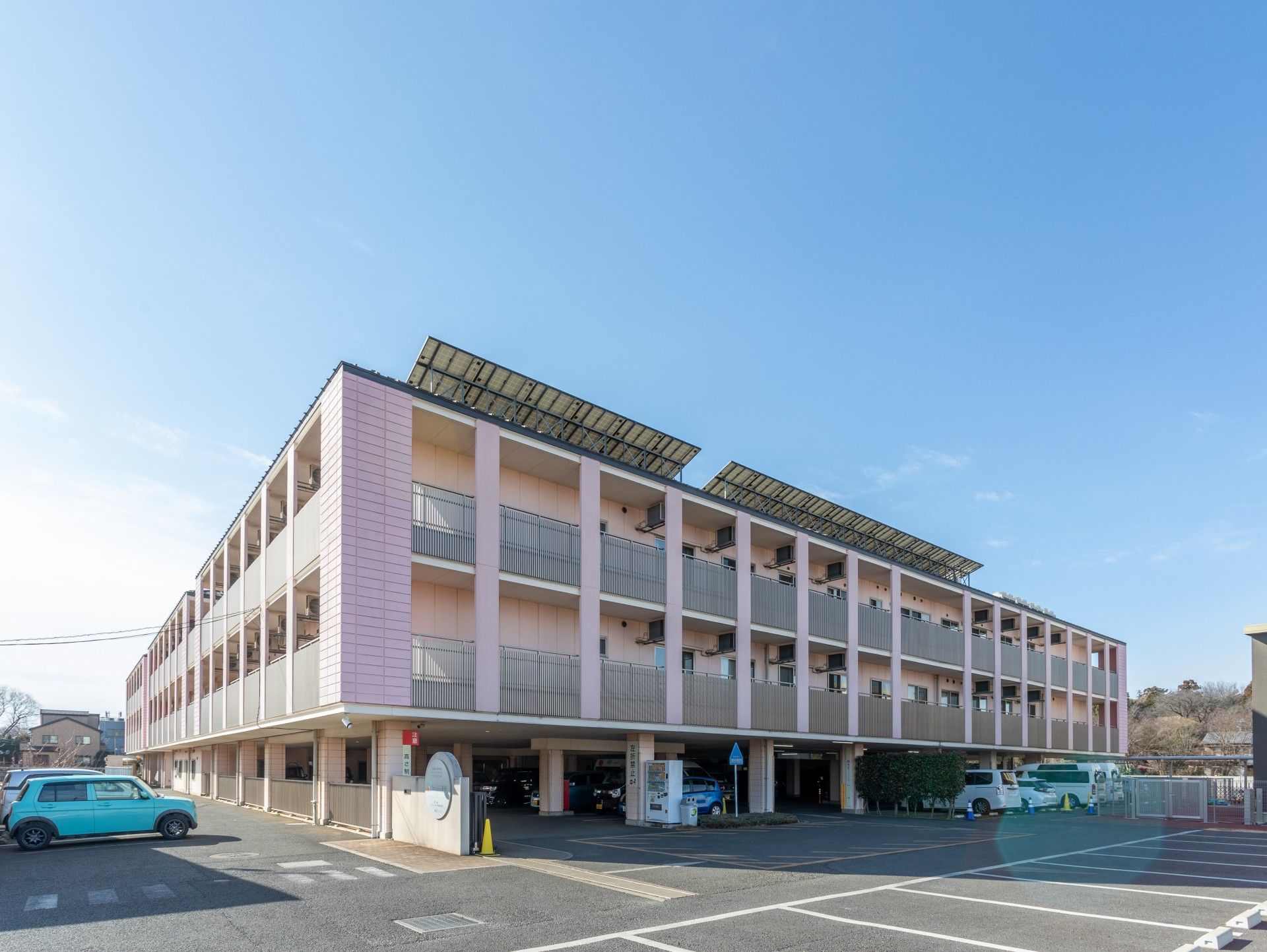 三階建ての建物外観