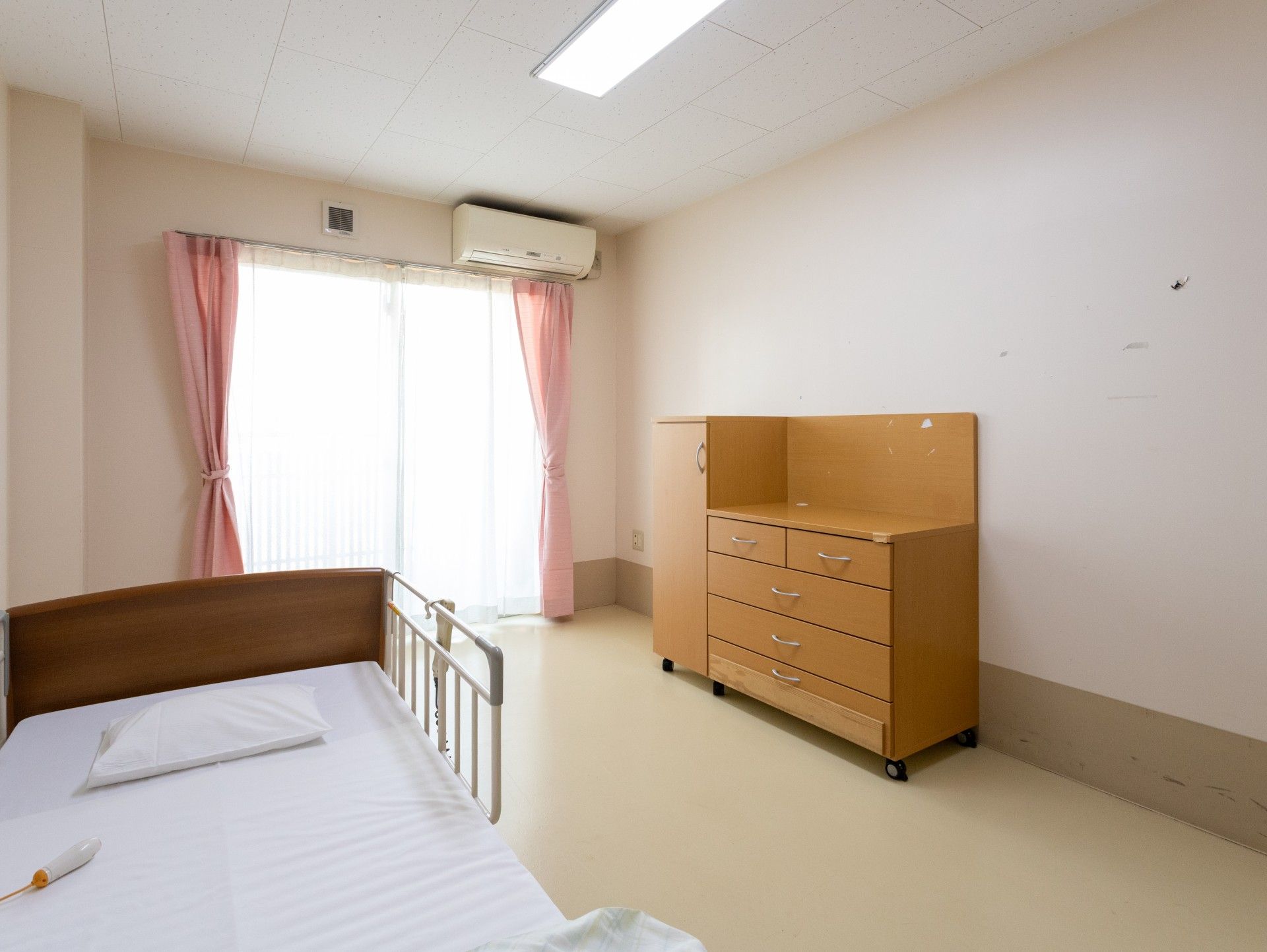 明るい個室の一角