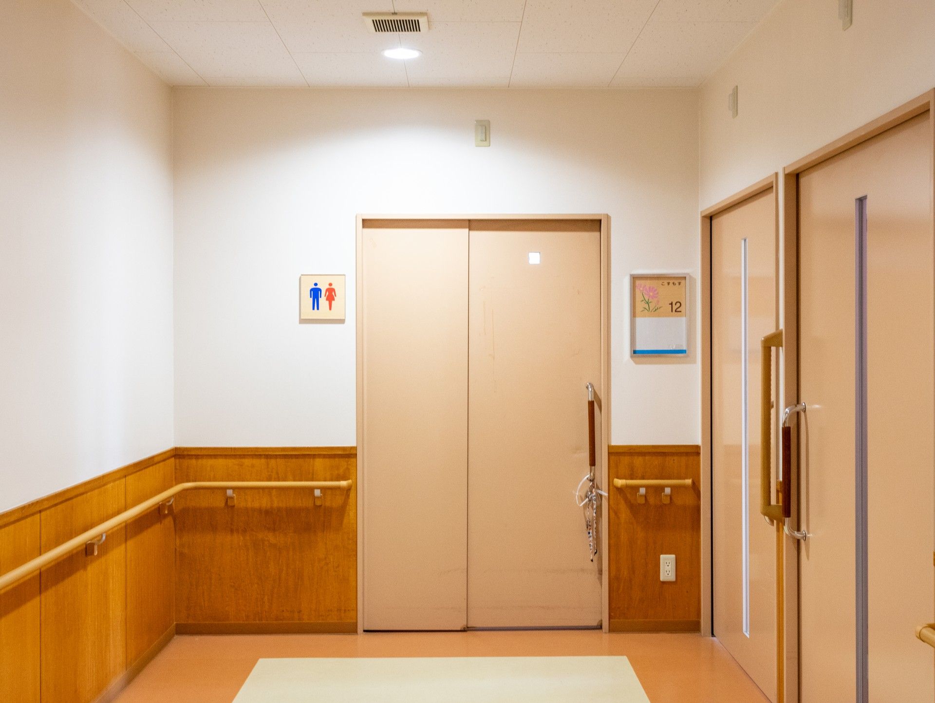 手すり付きの廊下