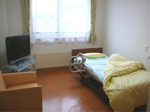 「ニチイケアセンター豊平」の居室。介護ベッドを設置しており、車椅子の方も介助手すりを使用しながら、介護ベッドに横になれる。
