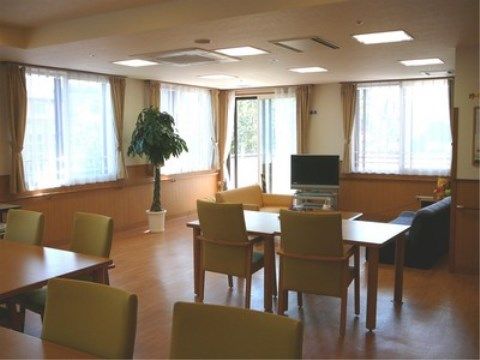 「ニチイケアセンター豊平」のダイニング。採光が良く、美味しいお食事を召し上がることができる。