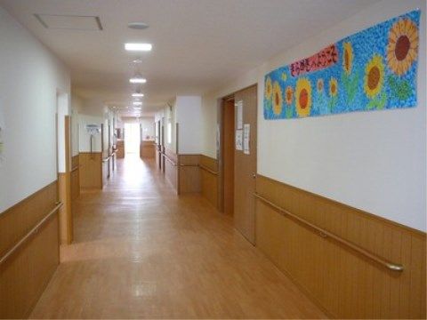 「ニチイケアセンター豊平」の廊下。壁際には、介助手すりを設置しており、スムーズな移動が行える。
