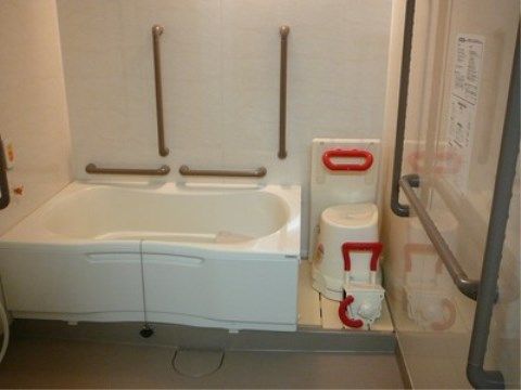 「ニチイケアセンター豊平」の一般浴室。浴槽を低くしたり、介助手すりを設置したりと入居者様に配慮した心使いがある。