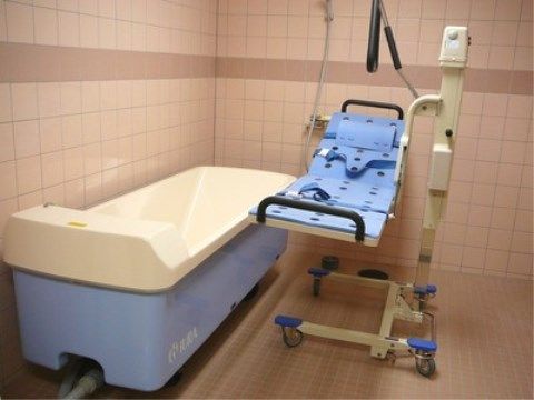 「ニチイケアセンター豊平」の機械浴室。介護度の高い方でも安心して入浴ができる。