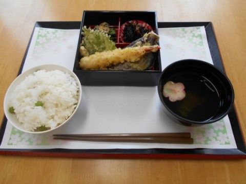 「ニチイケアセンター豊平」の春御膳。和風のお食事を用意しており、食べやすい料理をいただける。