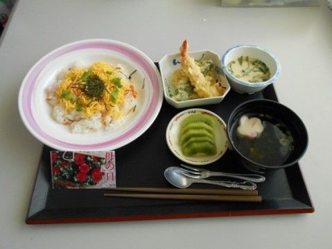 「ニチイケアセンター豊平」の母の日。ちらし寿司や混ぜご飯等の、普通とは変わったお食事いただける。